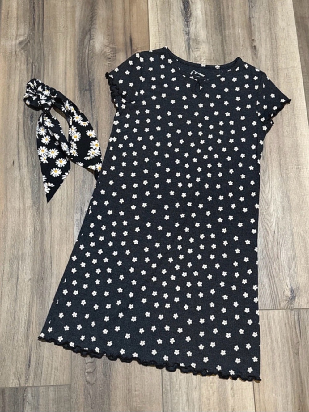Girls' 10 12 Daisy Short Sleeve Dress with Matching Hair tie Art Class New